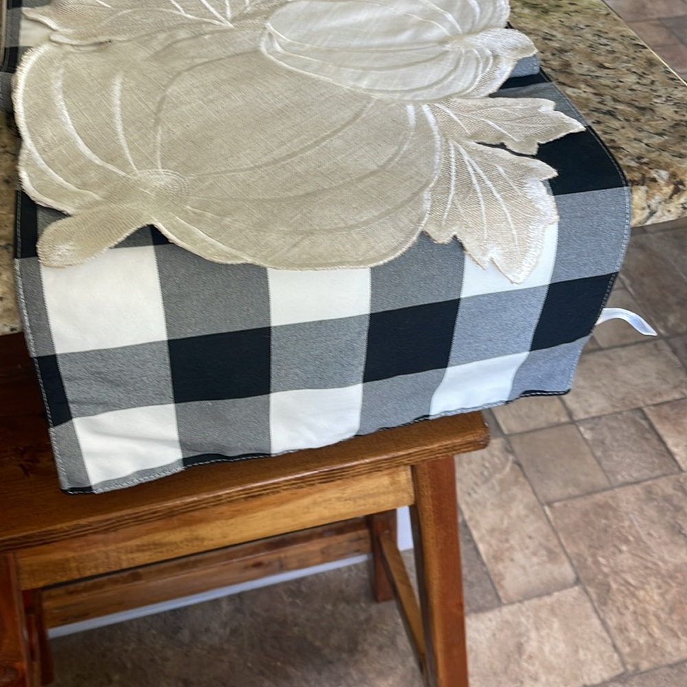 Table Runner perfect for fall - Picture 3 of 3